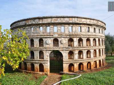 Al centro si trova una porticina metallica e sopra di essa due pietre circolari che segnano due �S�: le iniziali del suo creatore: Stefano Schettini